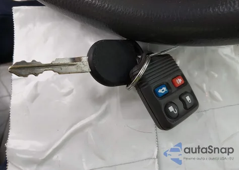 2005 Mercury Grand Marquis Ls/Lse from USA, damaged, VIN 2MEHM75W25X613970